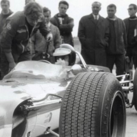 La foule entoure le champion sans se douter...